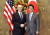 지난 2월 평창 겨울올림픽에서 만난 마이크 펜스 미국 부통령(왼쪽)과 아베 신조 일본 총리. [AP=연합뉴스]