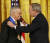 2008년 11월 17일 조지 W. 부시 미국 대통령이 워싱턴 백악관에서 스탠 리에게 미국 예술 훈장을 수여하고 있다. [AP=연합뉴스]