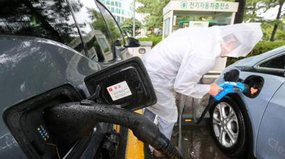 “비 젖은 코드 감전 겁나” 충전소 맴도는 전기차 운전자들