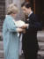 1982년 6월 22일 찰스 왕세자와 다이애나비가 신생아인 윌리엄 왕자와 함께 런던의 패딩턴 세인트 메리 병원을 떠나기 전 아들을 보고 있다. [AP=연합뉴스]
