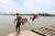 아바나 꼬히마르에서 다이빙을 즐기는 아이들. [사진 김춘애]