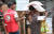 방글라데시 적신월사 자원봉사자(왼쪽)가 로힝야 난민에게 국제적십자회(ICRC)가 제공한 구호물자를 나눠주고 있다. [우상조 기자]