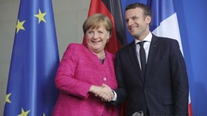 메르켈, 트럼프와 각세운 마크롱 두둔 "유럽군 창설 위해 노력해야"