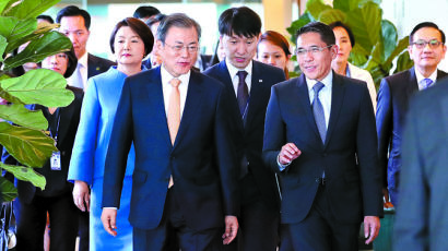 [사진] 문 대통령, 싱가포르 도착 … 5박6일 순방 외교