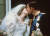 1981년 7월 29일 결혹식 후 런던 버킹엄 궁 발코니에서 키스하고 있는 찰스 왕세자와 다이애나비. [AP=연합뉴스] 