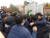 용산고등학교 고사장에 들어가는 선배를 응원하는 환일고 학생들. [김정연 기자]