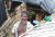  방글라데시 동남부 콕스 바자르 주위에 있는 로힝야 난민촌의 찻집. 현지인들이 티샵으로 부르며 과자와 차를 파는 가게로 로힝야 난민이 난민촌 안에 자력으로 차리고 영업 중이다. 앞에는 돈을 모아 마련한 소형 태양광 발전기가 달려 있다. 우상조 기자