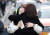 서울 중구 이화여고에서 한 수험생과 학부모가 포옹하고 있다. 김경록 기자 