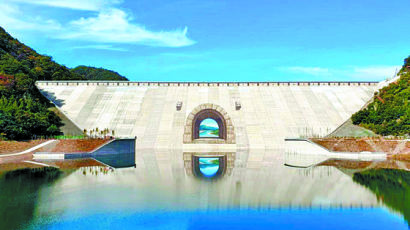 [사진] 평화의 댐에 ‘통일로 가는 문’ 벽화