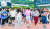 제42회 청백봉사상 대상 수상자인 충남 천안 서북구보건소 안현숙 팀장(맨 왼쪽)이 2016년 열린 ‘반려견과 함께 걷는 건강한 발걸음’ 행사에서 시민들과 즐거운 시간을 보내고 있다.
