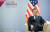 아세안 정상회의 참석 중인 문재인 대통령이 15일 오전(현지시간) 싱가포르 선텍(Suntec) 컨벤션 센터에서 마이크 펜스 미 부통령을 면담하기 위해 대기하고 있다. [연합뉴스]