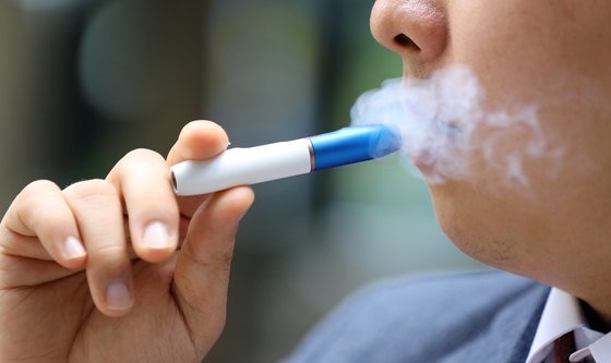 냄새 덜 나서 방 안에서도 피운다” 금연 의지 꺾는 궐련형 전자담배 | 중앙일보