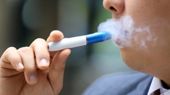 “냄새 덜 나서 방 안에서도 피운다” 금연 의지 꺾는 궐련형 전자담배