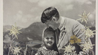 ‘연인’으로 불렸던 유대인 소녀를 안고 있는 히틀러