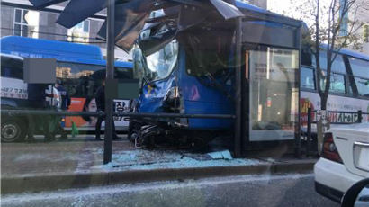 동대문서 시내버스 돌진해 11중 추돌사고…기사 "나도 왜 그랬는지 모르겠다"