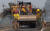 한 소방관이 17 일 캘리포니아 파라다이스에서 잔불 제거 작업 도중 도널드 트럼프 미국 대통령의 자동차 행렬에 왼손으로 경례를 하고 있다. [AFP=연합뉴스]
