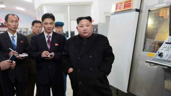 김정은 “세상은 빠르게 발전해”…평북 유리공장서 현대화 독려