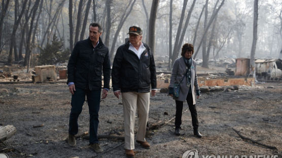 캘리포니아 산불 피해현장 방문한 트럼프 "너무 슬프다"