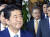 아시아태평양경제협력체(APEC) 정상회의 참석차 파푸아뉴기니를 찾은 문재인 대통령이 17일 오후 포트모르즈비 APEC 하우스에서 열린 &#39;APEC 지역 기업인 자문회의(ABAC)와의 대화&#39;에 입장하고 있다. 왼쪽은 아베 신조 일본 총리. 청와대 사진기자단