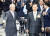 박병대 대법관(오른쪽)이 양승태 대법원장의 안내를 받으며 지난해 6월 1일 서울 서초동 대법원에서 열린 퇴임식장으로 들어오고 있다. 임현동 기자