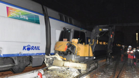 서울역에 들어오던 KTX 열차, 포크레인과 충돌…3명 부상