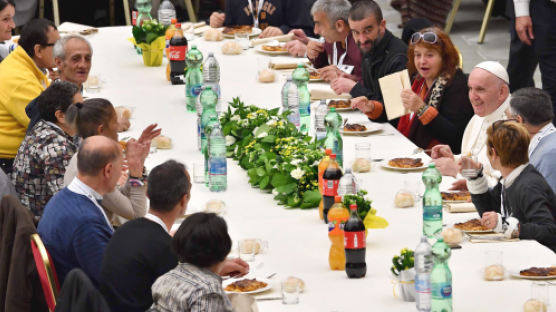 [서소문사진관] 노숙자, 이주민과 점심먹는 프란치스코 교황