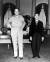 1945년 9월 히로히토 일왕(오른쪽)과 미군의 맥아더 사령관이 함께 찍은 사진. 신적인 존재였던 일왕의 초라한 모습이 일본국민들에게 큰 충격을 주었다. [위키피디아]