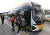 울산시 동구 대왕암공원에서 전국 최초로 시내버스 노선에 투입된 수소버스에 시민이 탑승하고 있다. [연합뉴스] 