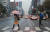 비 내리는 서울 시내거리에서 시민들이 발걸음을 재촉하고 있다. [연합뉴스]