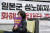 지난 10일 서울 종로구 옛 일본대사관 앞에서 열린 제1356차 일본군 성노예제 문제 해결을 위한 정기 수요시위에서 한 참가자가 &#39;화해치유재단 해산&#39; 손팻말을 들고 있다. [뉴스1]