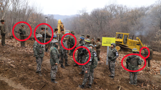 [서소문사진관]군사분계선에서 소총 들고 마주한 남북 