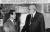 1972년 2월 존 해너 미국 국제개발처(USAID) 처장(오른쪽)과 안광석 조달청장이 워싱턴에서 만나고 있다. [중앙포토]