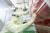 SK바이오사이언스 백신 공장에서 직원들이 대상포진 바이러스 배양기를 들여다 보고 있다. 대상포진 바이러스는 폐 세포를 숙주로 몸집을 키운다. [사진 SK바이오사이언스]