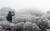 절기상 첫눈이 내린다는 소설(小雪)인 22일 제주 한라산에서 등반객들이 상고대를 감상하고 있는 모습. [뉴시스]