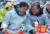 2017년 3월 1일 서울 광화문 광장에서 열린 촛불집회 행사에 참가한 문재인 전 더불어민주당 대표와 이재명 성남 시장이 대화하고 있다 [전민규 기자]