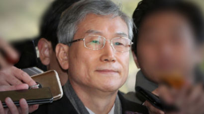 '사법농단 의혹' 고영한 전 대법관, 14시간 조사 받고 귀가