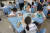 대만 타이베이 난강초등학교에서 학생들이 자신의 태블릿PC를 이용해 수업을 받고 있다. 타이베이=김정석기자
