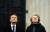 에마뉘엘 마크롱 프랑스 대통령(왼쪽)과 테리사 메이 영국 총리가 하늘을 올려다 보고 있다. 영국과 EU 지도자들은 브렉시트 합의안에 25일 서명했다. [EPA=연합뉴스]