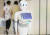 의사시험에 합격한 중국 인공지능 로봇 샤오이(小醫). 간호보조가 가능한 로봇이 나온다면 간병인 및 간호사의 육체적 업무 부담을 덜어줄 수 있을 것이다. 하지만 간병인은 환자와 상호교감함으로써 심리적인 안정을 가져다 준다. 이는 로봇에 의해 대체되기 어려운 영역이다. [연합뉴스]