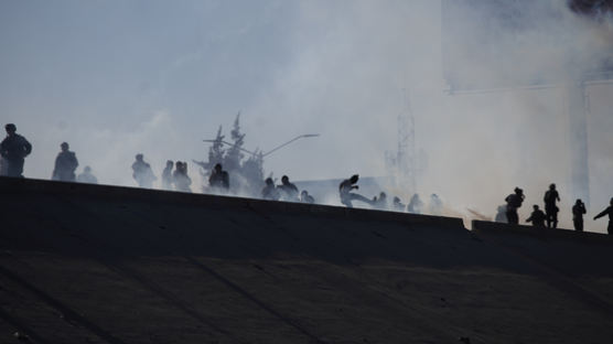 ‘트럼프 장벽’에 가로막힌 이민행렬…“최루 가스 쏘며 내쫓아”
