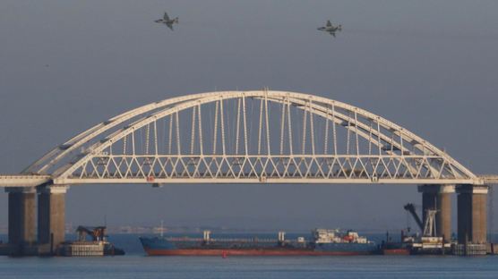 러 유조선으로 해협 막고 우크라이나 해군 선박 3척 공격…푸틴 2차 크림반도 사태 촉발하나 