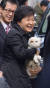 박근혜 전 대통령이 삼성동 사저에서 이웃 주민들에게 진돗개를 선물 받고 있다. 뉴시스