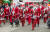 산타 마라톤 대회에 참가한 캐나다 해밀턴 시민들이 25일(현지시간) 산타 복장을 하고 달리고 있다. [신화=연합뉴스]