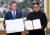문재인 대통령(왼쪽)과 김정은 국무위원장이 지난 9월 19일 오전 평양 백화원 영빈관에서 평양공동선언문에 서명한 후 합의서를 들어보이고 있다. [평양사진공동취재단]