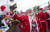 산타 마라톤 대회에 참가한 캐나다 해밀턴의 한 시민이 25일(현지시간) 산타 복장을 한 자신의 모습을 촬영하고 있다. [신화=연합뉴스]