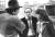 1973년 베르톨루치 감독(왼쪽)이 &#39;파리에서의 마지막 탱고&#39;를 촬영하면서 주연 배우 말론 브란도(가운데), 마리아 슈나이더와 얘기를 나누고 있다. [AP=연합뉴스]