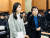 연극배우 E씨(31·사진 왼쪽)가 지난 2월 26일 전북경찰청 기자실에서 &#34;2010년 1월 극단 &#39;명태&#39; 대표 최경성(49)씨에게 성추행을 당했다&#34;고 폭로하고 있다. 전주=김준희 기자