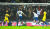 손흥민에겐 휴식이 보약이었다. 잉글랜드 토트넘의 공격수 손흥민(오른쪽 둘째)이 25일 첼시와의 홈경기에서 50m를 질주한 끝에 올 시즌 프리미어리그 첫 골을 터뜨린 뒤 기뻐하고 있다. [EPA=연합뉴스]