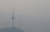 26일 오전 서울 N서울타워가 미세먼지에 가려져 희미하다. [뉴스1]