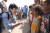유엔 난민기구(UNHCR) 친선대사 배우 정우성(45)씨가 아프리카 지부티에 있는 마르카지 예멘 난민 캠프에 도착해 아이들과 인사를 나누고 있다. [사진 유엔 난민기구 제공]